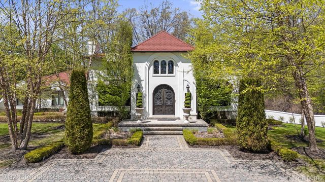 5190 Clarendon Crest Street, Bloomfield Charter Township, MI 48302