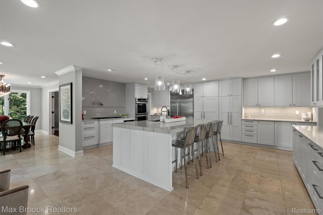 5190 Clarendon Crest Street, Bloomfield Charter Township, MI 48302