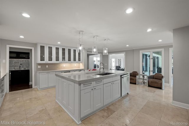 5190 Clarendon Crest Street, Bloomfield Charter Township, MI 48302
