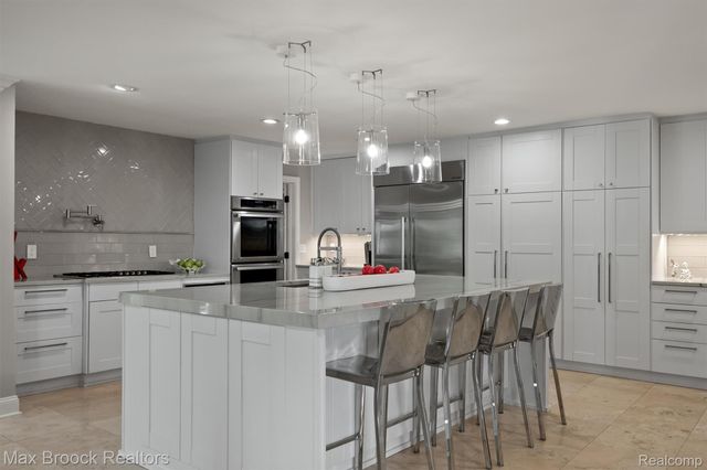 5190 Clarendon Crest Street, Bloomfield Charter Township, MI 48302