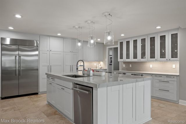 5190 Clarendon Crest Street, Bloomfield Charter Township, MI 48302