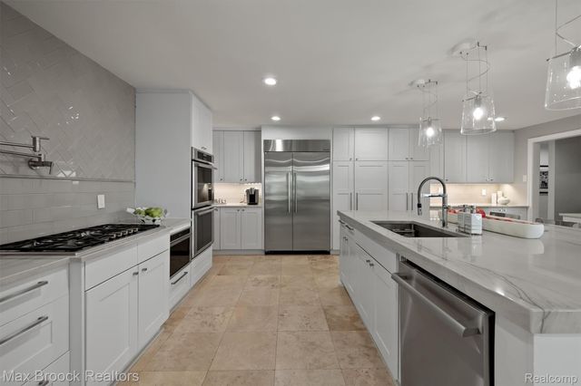 5190 Clarendon Crest Street, Bloomfield Charter Township, MI 48302