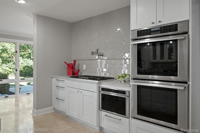 5190 Clarendon Crest Street, Bloomfield Charter Township, MI 48302