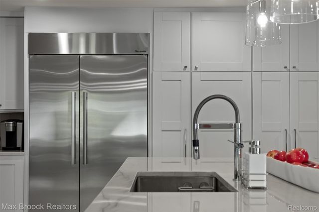 5190 Clarendon Crest Street, Bloomfield Charter Township, MI 48302