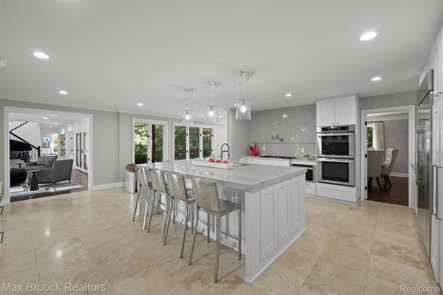 5190 Clarendon Crest Street, Bloomfield Charter Township, MI 48302