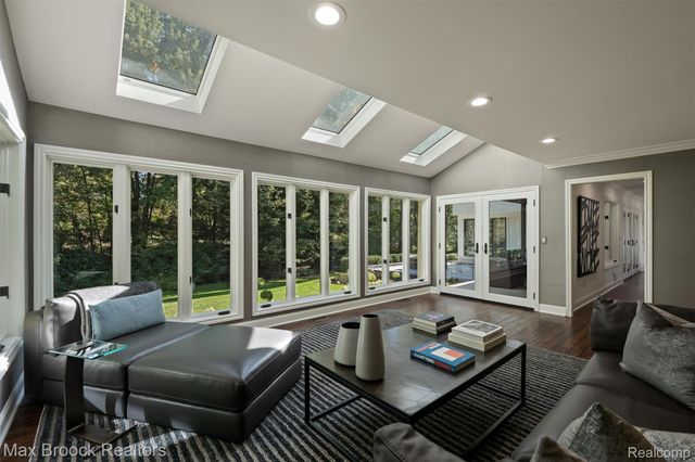 5190 Clarendon Crest Street, Bloomfield Charter Township, MI 48302