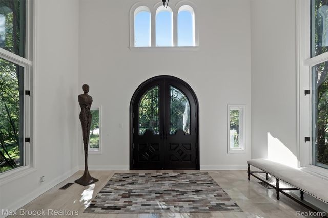 5190 Clarendon Crest Street, Bloomfield Charter Township, MI 48302