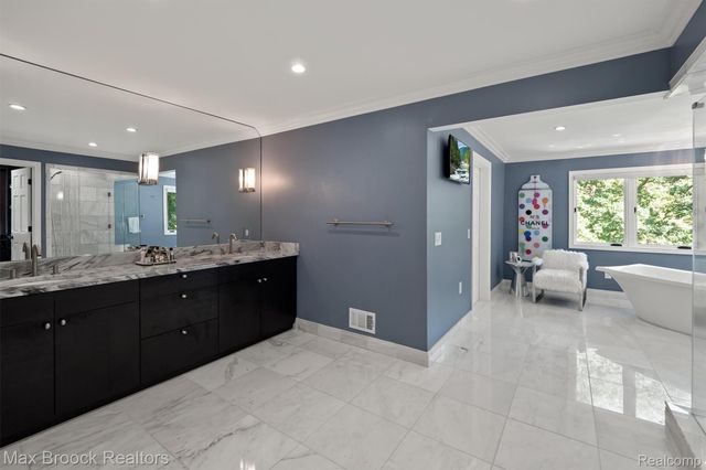 5190 Clarendon Crest Street, Bloomfield Charter Township, MI 48302