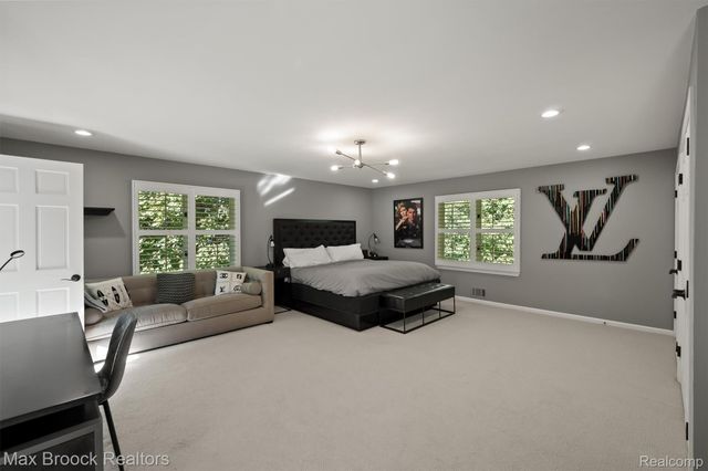 5190 Clarendon Crest Street, Bloomfield Charter Township, MI 48302