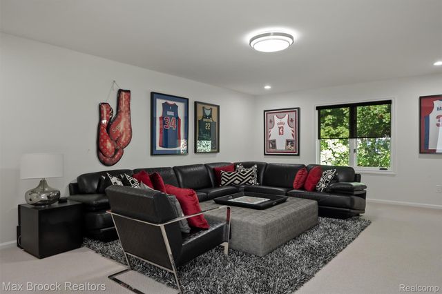 5190 Clarendon Crest Street, Bloomfield Charter Township, MI 48302