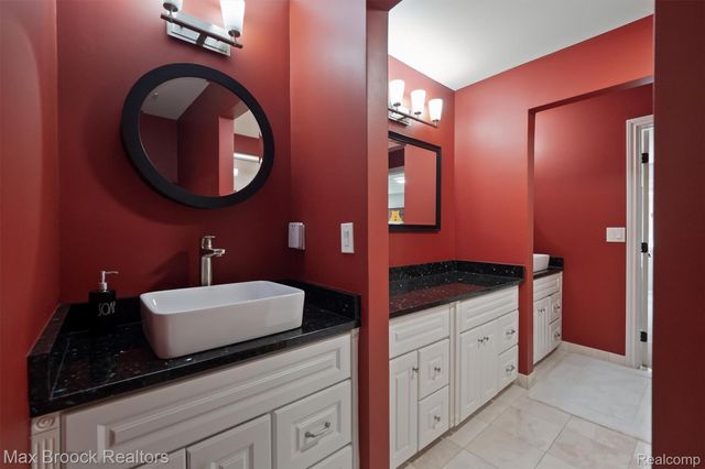 5190 Clarendon Crest Street, Bloomfield Charter Township, MI 48302