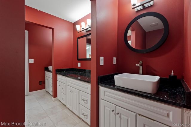 5190 Clarendon Crest Street, Bloomfield Charter Township, MI 48302