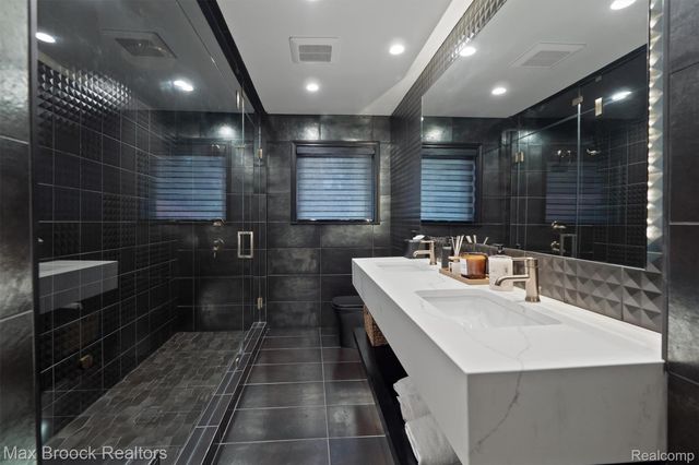 5190 Clarendon Crest Street, Bloomfield Charter Township, MI 48302