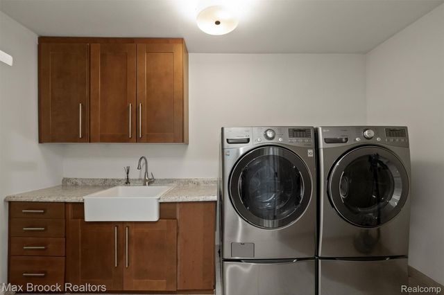 5190 Clarendon Crest Street, Bloomfield Charter Township, MI 48302
