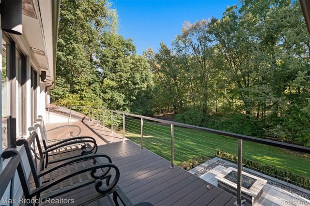 5190 Clarendon Crest Street, Bloomfield Charter Township, MI 48302