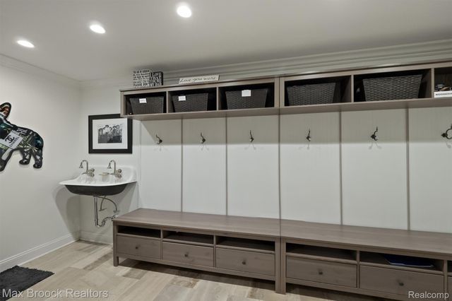 5190 Clarendon Crest Street, Bloomfield Charter Township, MI 48302