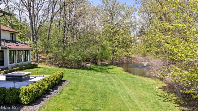 5190 Clarendon Crest Street, Bloomfield Charter Township, MI 48302