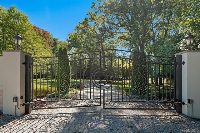 5190 Clarendon Crest Street, Bloomfield Charter Township, MI 48302