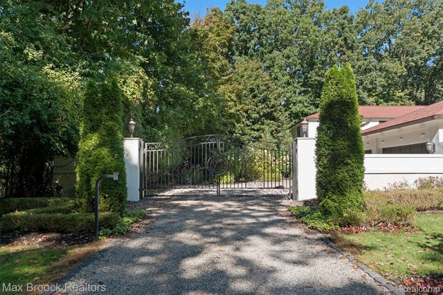 5190 Clarendon Crest Street, Bloomfield Charter Township, MI 48302