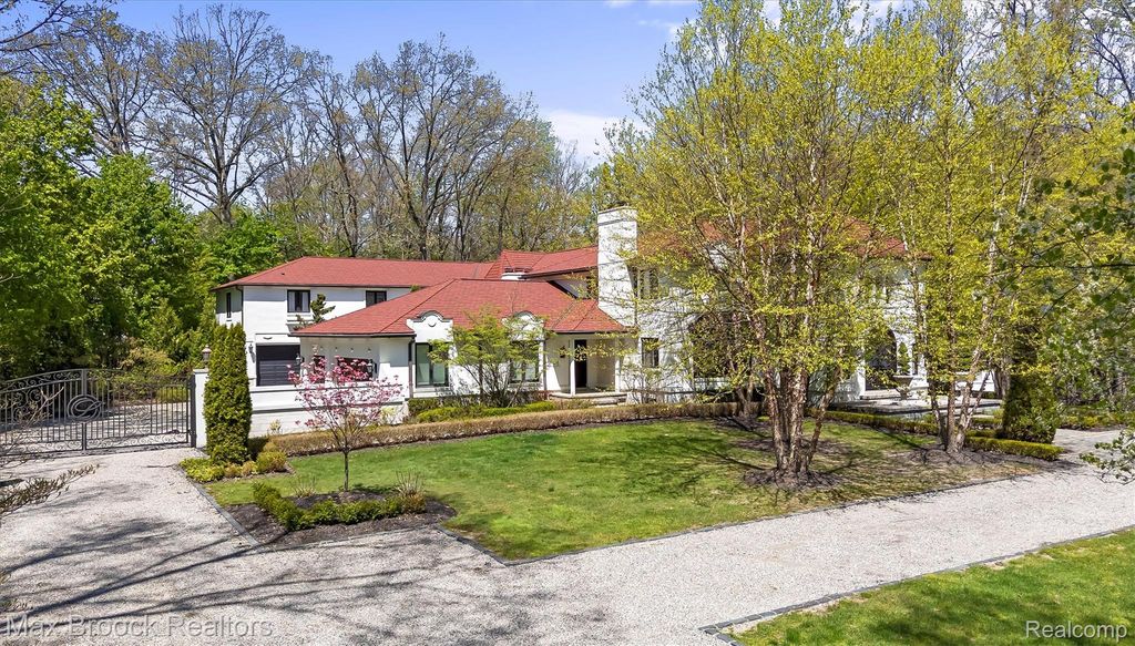 5190 Clarendon Crest Street, Bloomfield Charter Township, MI 48302