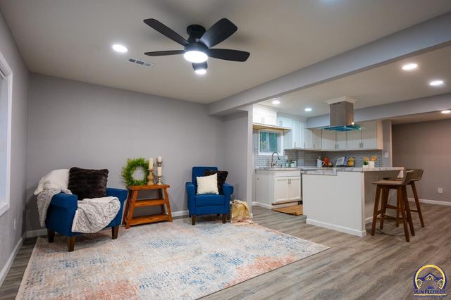 2709 SE Massachusetts AVE, Topeka, KS 66605