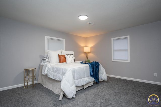 2709 SE Massachusetts AVE, Topeka, KS 66605