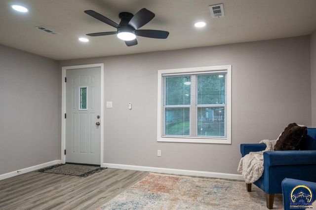 2709 SE Massachusetts AVE, Topeka, KS 66605