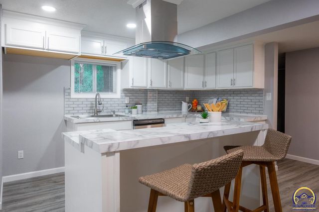 2709 SE Massachusetts AVE, Topeka, KS 66605