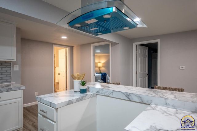 2709 SE Massachusetts AVE, Topeka, KS 66605