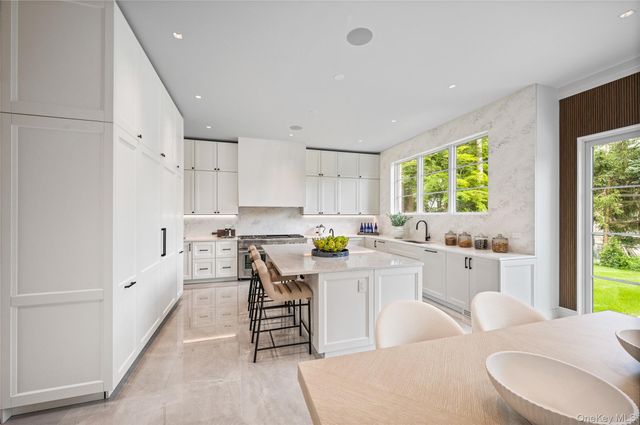 7 Mirrielees Road, Great Neck, NY 11021