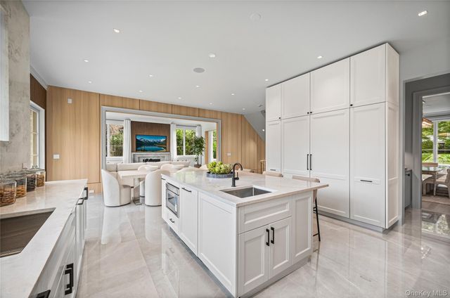 7 Mirrielees Road, Great Neck, NY 11021