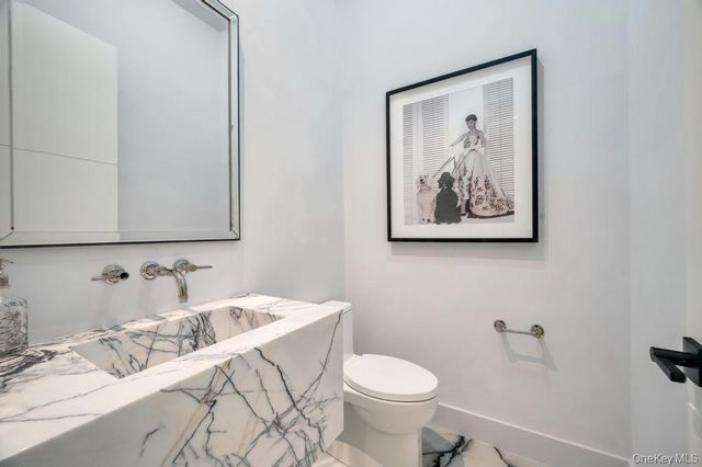 7 Mirrielees Road, Great Neck, NY 11021