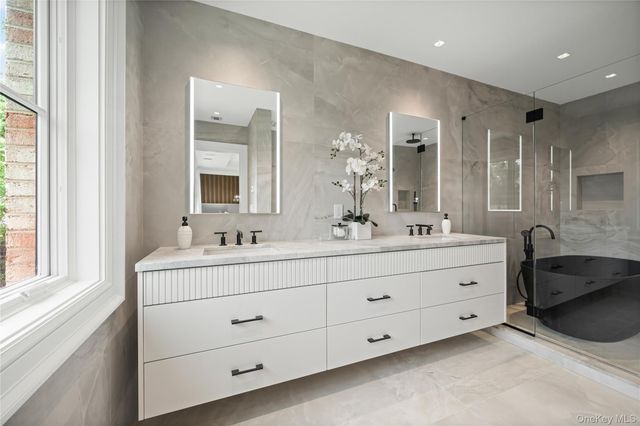 7 Mirrielees Road, Great Neck, NY 11021