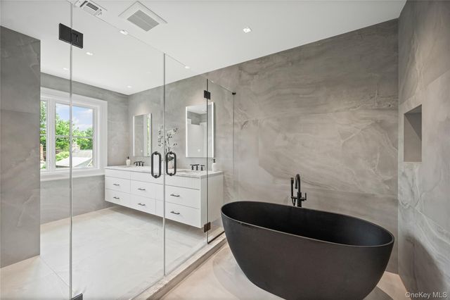 7 Mirrielees Road, Great Neck, NY 11021