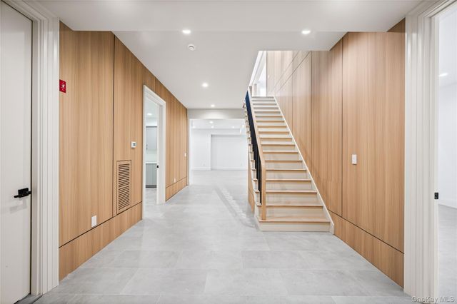 7 Mirrielees Road, Great Neck, NY 11021