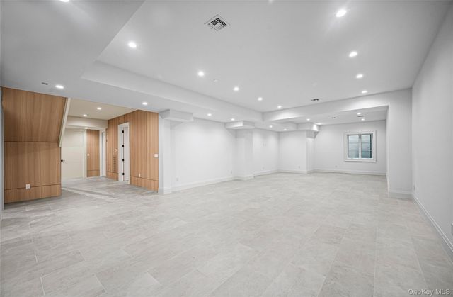 7 Mirrielees Road, Great Neck, NY 11021