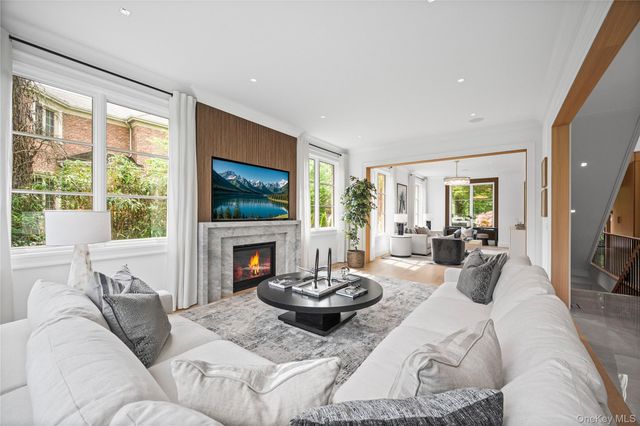 7 Mirrielees Road, Great Neck, NY 11021