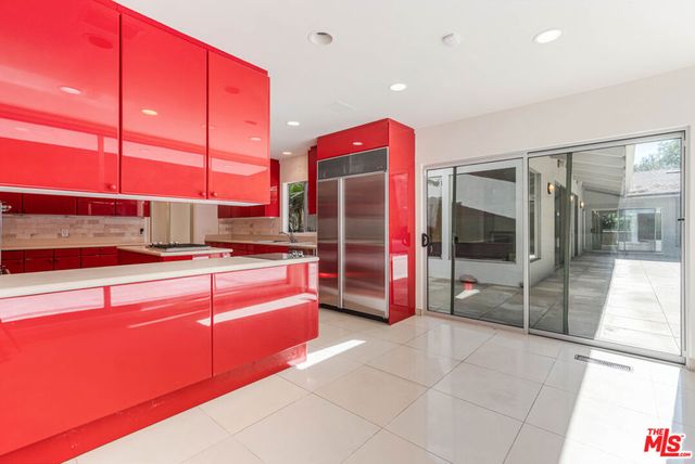 811 N Hillcrest Road, Beverly Hills, CA 90210