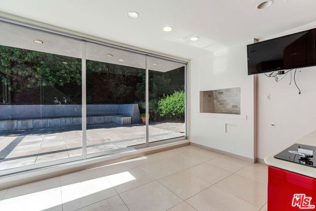 811 N Hillcrest Road, Beverly Hills, CA 90210