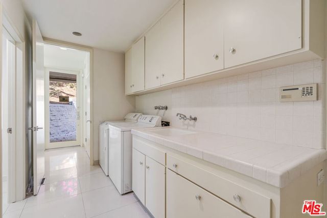 811 N Hillcrest Road, Beverly Hills, CA 90210