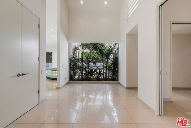 811 N Hillcrest Road, Beverly Hills, CA 90210