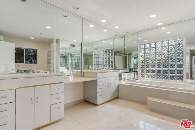 811 N Hillcrest Road, Beverly Hills, CA 90210