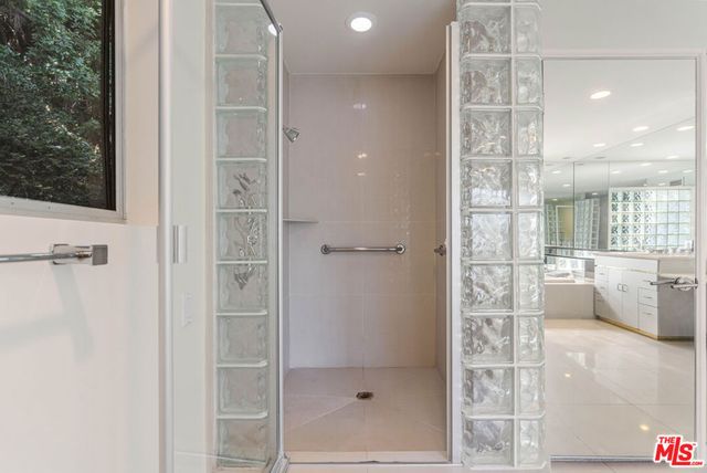 811 N Hillcrest Road, Beverly Hills, CA 90210