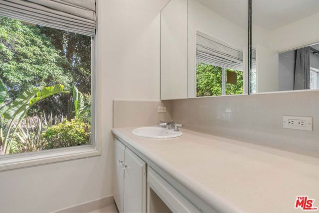 811 N Hillcrest Road, Beverly Hills, CA 90210