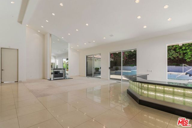 811 N Hillcrest Road, Beverly Hills, CA 90210