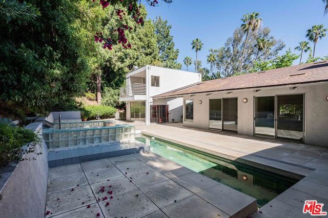 811 N Hillcrest Road, Beverly Hills, CA 90210