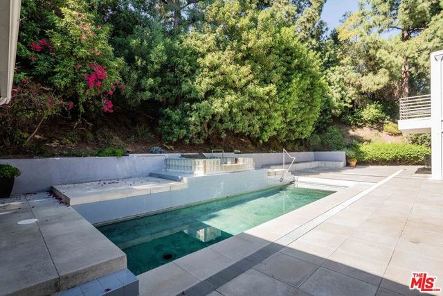 811 N Hillcrest Road, Beverly Hills, CA 90210