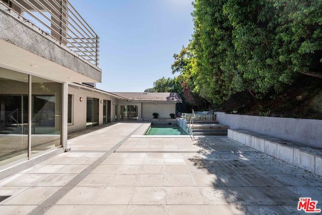 811 N Hillcrest Road, Beverly Hills, CA 90210