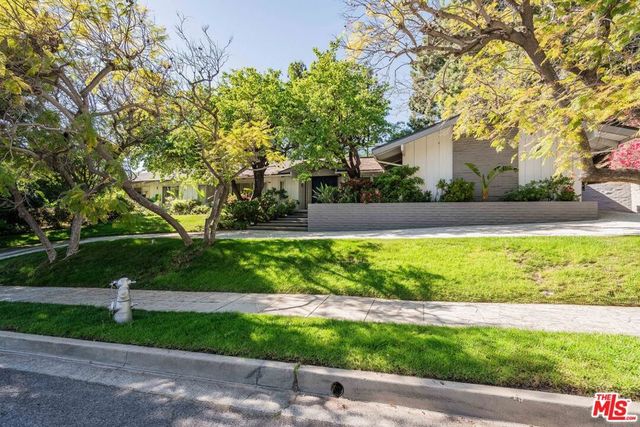 811 N Hillcrest Road, Beverly Hills, CA 90210