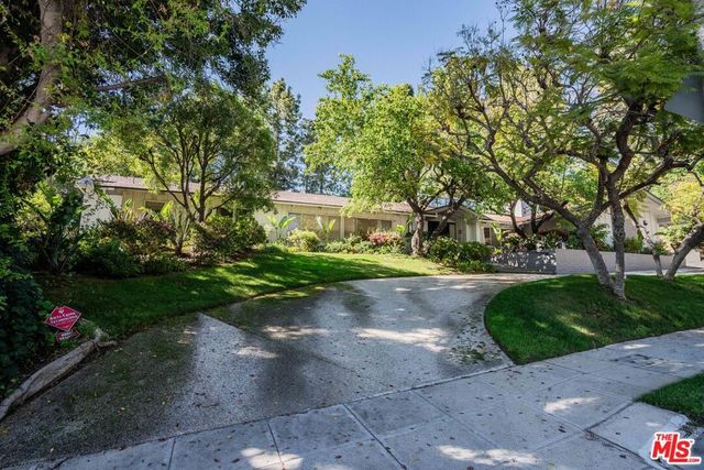 811 N Hillcrest Road, Beverly Hills, CA 90210